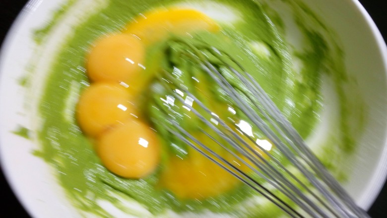 菠菜卷卷（后蛋法）,搅拌均匀后加入四个蛋黄。
