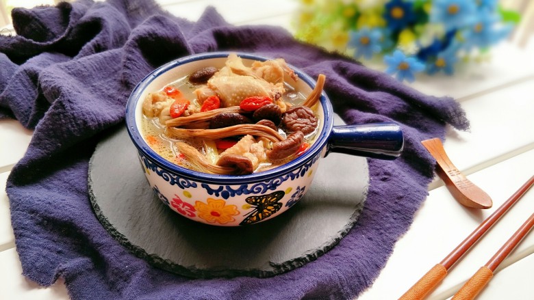茶树菇鸡架汤,成品图
