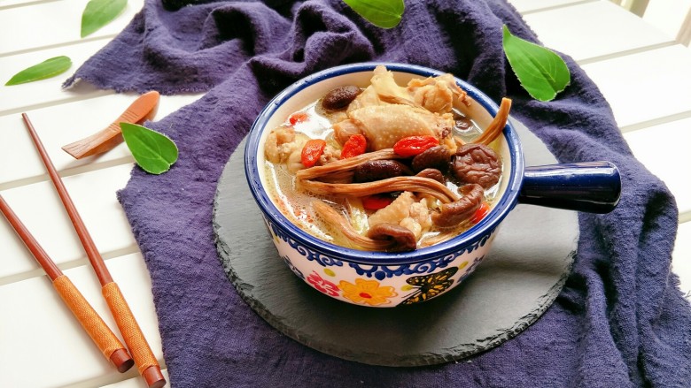 茶树菇鸡架汤,成品图
