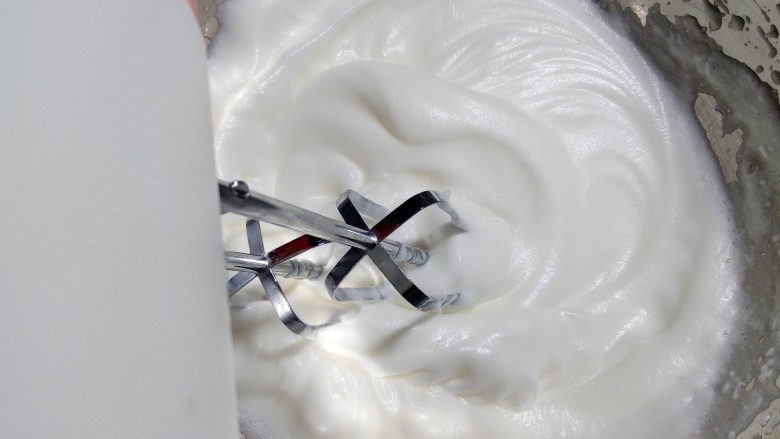 菠菜卷卷（后蛋法）,打字出现稍有纹路时，加入剩下的细砂糖。转成低速打发，整理蛋白中大气泡，让蛋白霜更细腻一些。