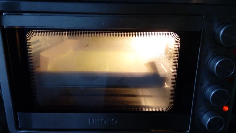 菠菜卷卷（后蛋法）,放入预热好的烤箱。170度上下火烘烤18一20分钟左右，具体温度和时间，根据自家的烤箱适当调节，如果需要反卷，想要出毛巾面，可以降10至20度底火，不能调节上下火的，以160度烘烤。