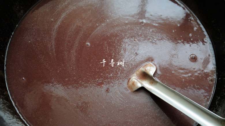 红豆沙洗沙馅 纯正细腻香甜豆沙馅做法,刚开始炒的时候可以开中大火，但是要注意用锅铲推一下，避免豆沙抓锅糊底了。