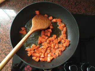 咖喱鱼丸,倒入切好的胡萝卜，翻炒一下