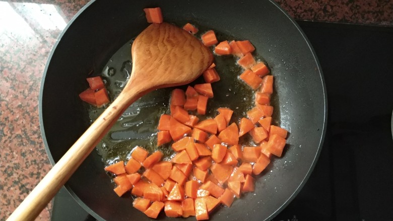 咖喱鱼丸,倒入切好的胡萝卜，翻炒一下