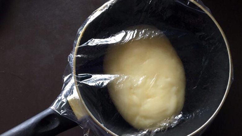 黄桃糯米糍,盖上保鲜膜放入冰箱中冷藏1小时左右（若天气比较冷，也可放在室外冷却）。