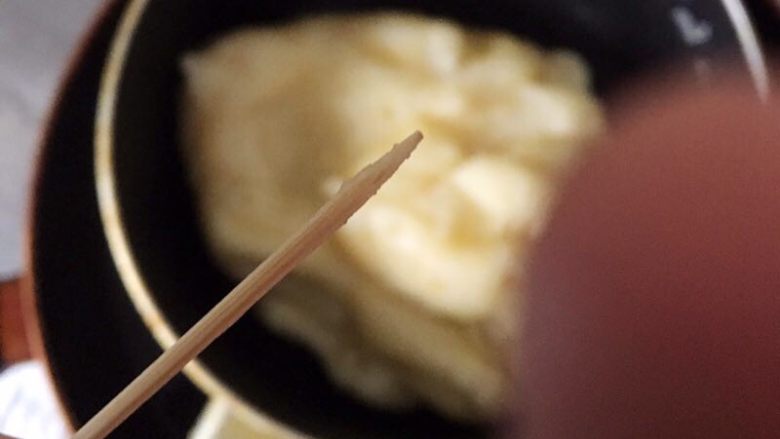 黄桃糯米糍,用牙签试时，牙签上没有糯米，即代表面糊已熟。