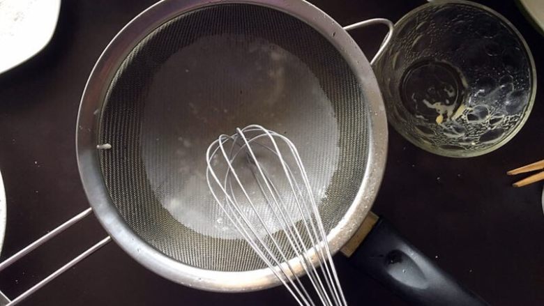 黄桃糯米糍,面糊过筛倒入蒸锅。