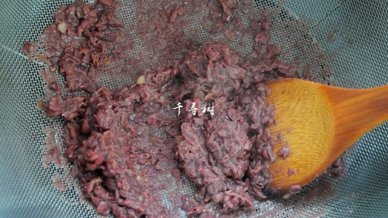 红豆沙洗沙馅 纯正细腻香甜豆沙馅做法,用一个木铲，或是一个勺子，或者是直接上手揉搓煮烂的红豆，豆沙经过网筛就下去了。