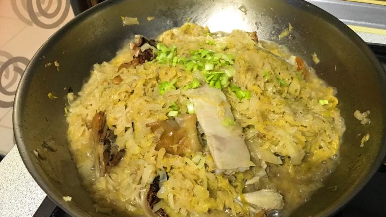 酸菜杂绘,烤的肉干硬，吸收汤汁后，软烂即可出锅。