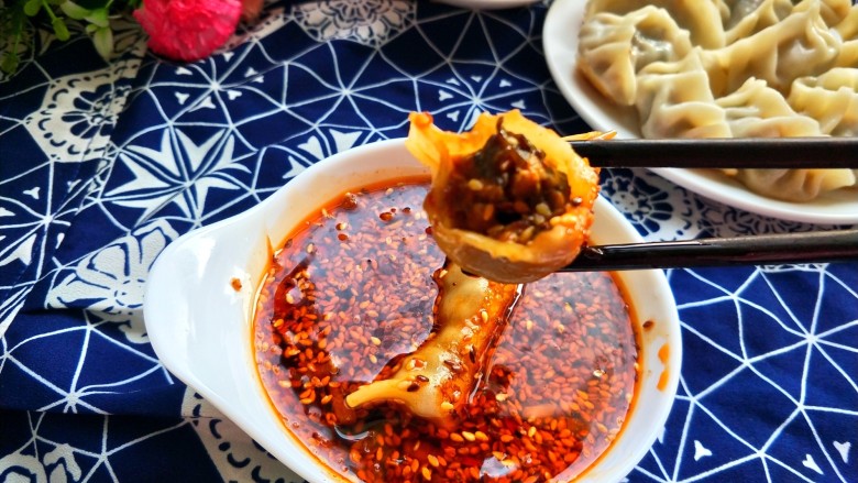 年夜饭  黑木耳香菇馅煎饺,蘸上佐料，来一张特写，好吃好吃！
