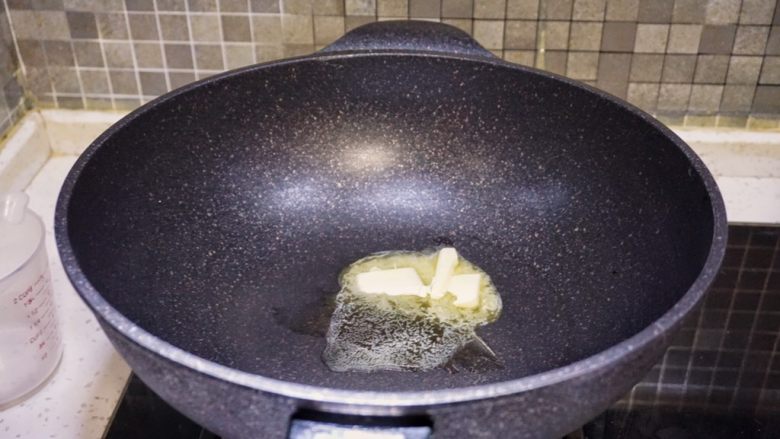 可能是你吃过最酥的雪花酥,把黄油放进不粘锅，开最小火慢慢加热至全部融化。
