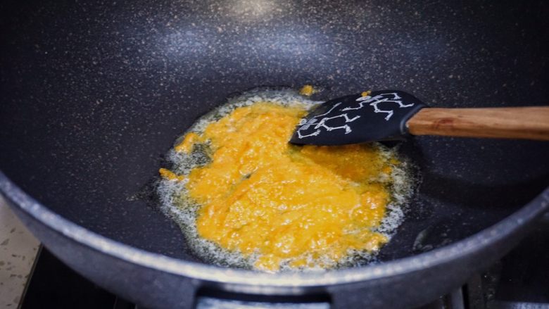 可能是你吃过最酥的雪花酥,倒入处理好的咸蛋黄泥，轻轻同黄油混合加热。