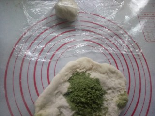 花样馒头——青蛙篇,硅胶垫上撒点干面粉，剩余的面团加入抹茶粉来回揉，进行排气（如果面团干的话 可以拿手指沾点水）