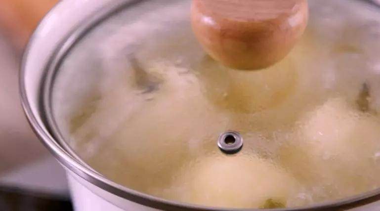 冰糖炖雪梨的升级版——桂花浸梨,开大火煮沸，再转小火炖至香梨酥烂拿