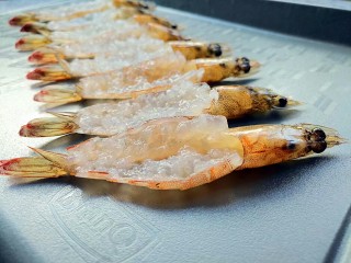 花开富贵虾,虾开背去虾线、虾枪，然后用刀背把虾肉来回剁几下，敲断虾筋。
