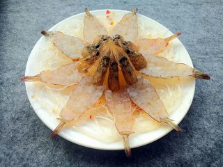 花开富贵虾,把所有的虾，摆在盘子上，虾头靠在粉丝团上面。