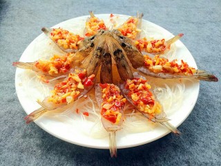 花开富贵虾,剩下的剁椒蒜泥舀到虾上面。
