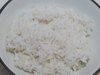 吉野家牛肉饭（牛丼）,熟米饭装入碗中。