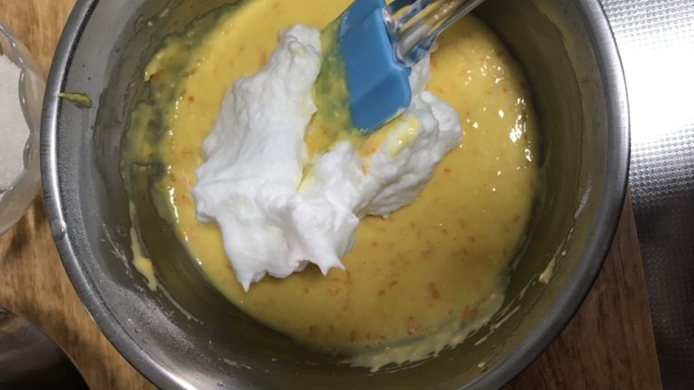 香橙戚风🍊,放一部分蛋白至蛋黄糊中上下搅拌均匀，不要画圈