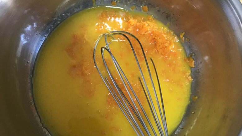 香橙戚风🍊,蛋黄加入30毫升油，混匀，再加入橙汁和橙皮，