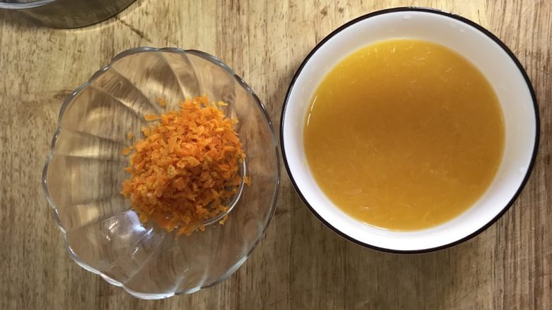 香橙戚风🍊,压好的橙汁和切好的橙皮，备用
