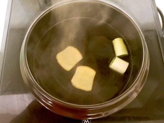 冬日暖心菜  荷塘月色,砂锅加入开水，放入葱段和姜片，煮10分钟