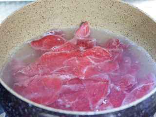 卡通招财猫牛肉饭便当盒,锅中重新烧开水。下入牛肉片，焯至7分熟。取出沥干水备用。