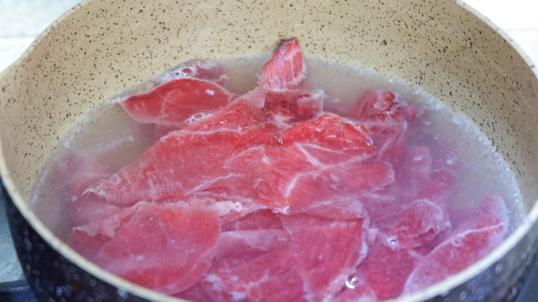 卡通招财猫牛肉饭便当盒,锅中重新烧开水。下入牛肉片，焯至7分熟。取出沥干水备用。