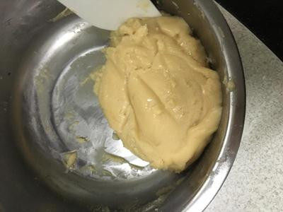 广式枣泥月饼,面粉过筛到调好的糖浆里