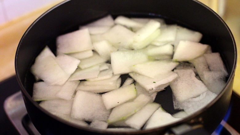 干贝烩冬瓜,锅中倒入适量水，倒入冬瓜，大火熬煮。