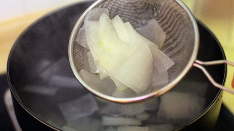 干贝烩冬瓜,煮至冬瓜透明捞起沥干水分
