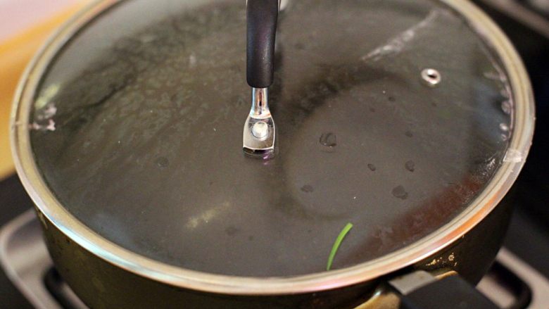 干贝烩冬瓜,锅中倒入适量水烧开