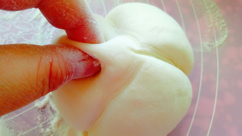 枣花馍,拇指食指捏住其中一份的中间