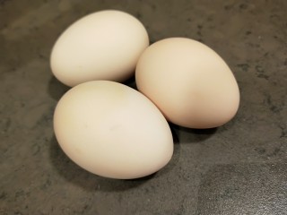 醪糟\黑芝麻汤圆\荷包蛋,预备三个鸡蛋。