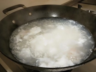 醪糟\黑芝麻汤圆\荷包蛋,等汤圆飘起来打入鸡蛋，鸡蛋打入水中不要动，等成行了在轻轻用勺子推一下。