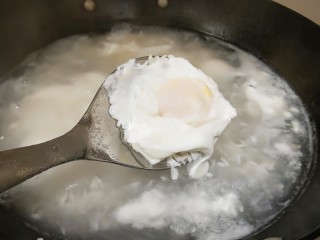 醪糟\黑芝麻汤圆\荷包蛋,煮好的荷包蛋就可以成出放碗了。