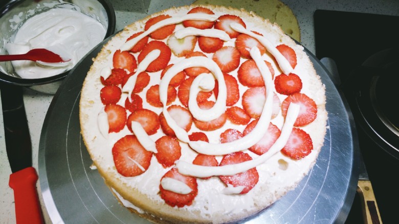 草莓卡仕达奶油蛋糕,第二层加卡仕达酱加满草莓片再加卡仕达酱后加蛋糕片