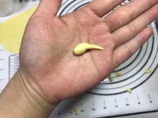 旺财柴犬枣泥包,再取一个稍微大一点的南瓜面团揉成尾巴的形状