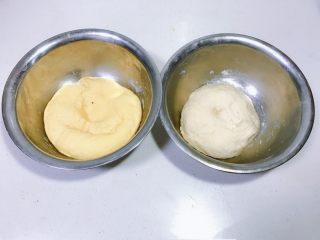 旺财柴犬枣泥包,
面粉等成2份，一份中加入南瓜泥和20克牛奶，另一份直接倒入30克牛奶，揉成光滑的面团，放于温暖处发酵至两倍大；