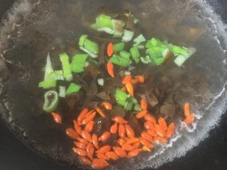 豆腐脑,水煮开放入食材