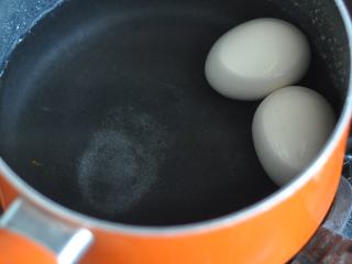燕麦南瓜沙拉,鸡蛋冷水下锅，煮熟放入冷水中静置片刻。