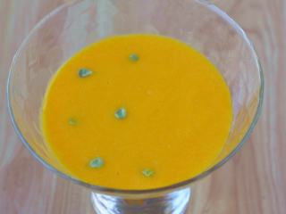 燕麦南瓜沙拉,然后将南瓜奶昔倒入杯中，取一些荷兰豆的果粒摆在表面装饰。
