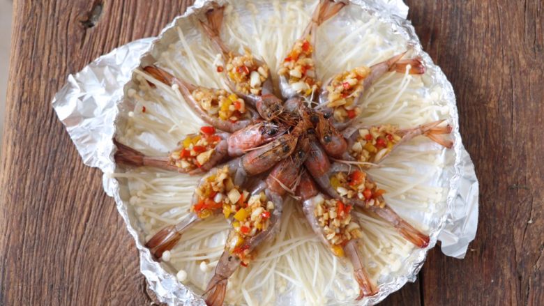 蒜蓉烤虾,烤箱预热200度，炒好的蒜蓉均匀盖在大虾开口处