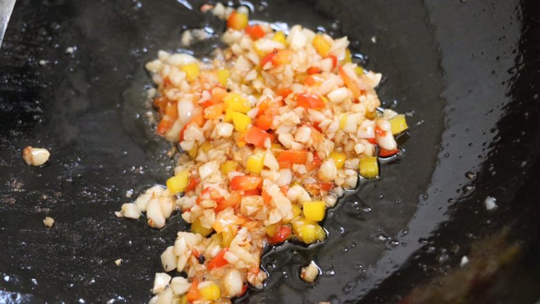 蒜蓉烤虾,油热后倒入大蒜和彩椒，调味品炒制2分钟
