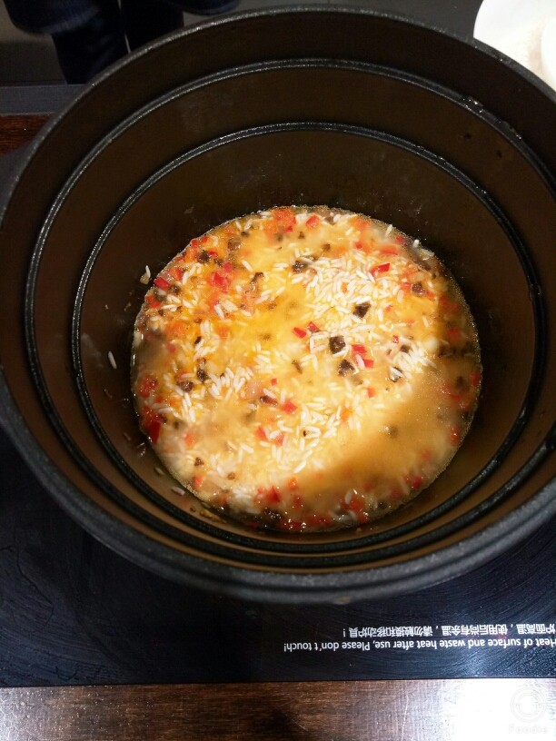 什锦饭＋香菇鸡肉盏,煸香后加入500g大米，少量水（盖过大米即可）