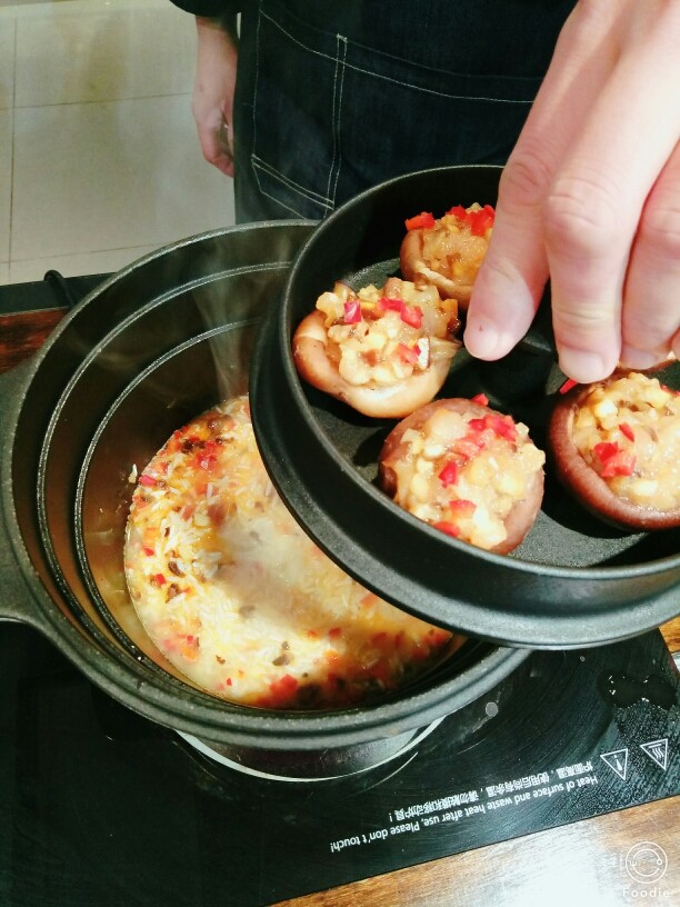 什锦饭＋香菇鸡肉盏,将拌匀的鸡肉茸塞入香菇盏中，放入双层铁斧第二层与什锦饭一起加盖，大火蒸8分钟，转小火焖2-3分钟