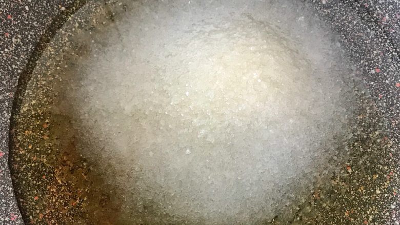 松仁粽子糖,麦芽糖，水，砂糖，盐一起倒入锅中，小火，至砂糖融化。