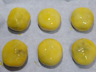 蔓越莓糯米老婆饼（酥饼）,表面刷两遍蛋黄液
