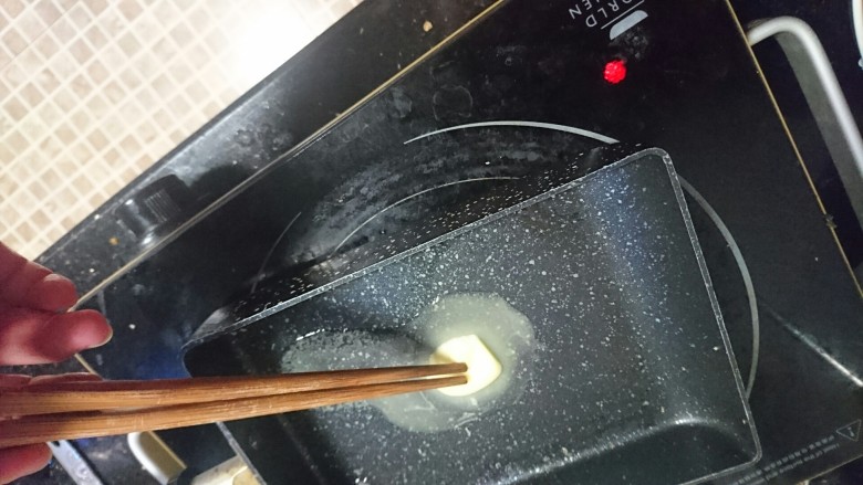 锡纸奶酪青口,小火准备好，(我用的电陶炉)筷子溶化黄油