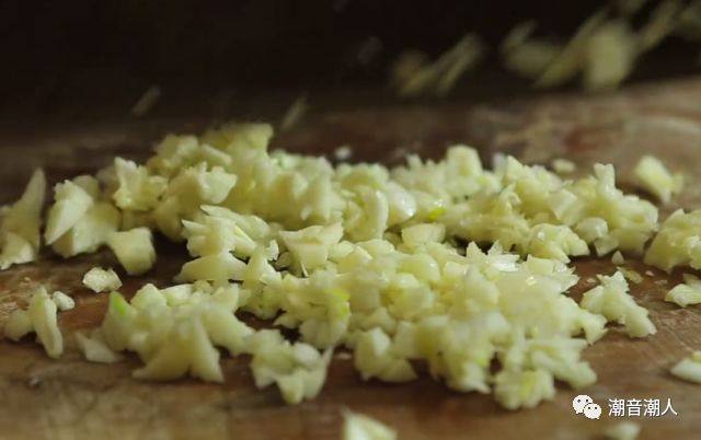 牛筋丸汤粉,❥ 将蒜瓣剥壳，拍碎后，剁成蒜蓉，放在盘中，待用